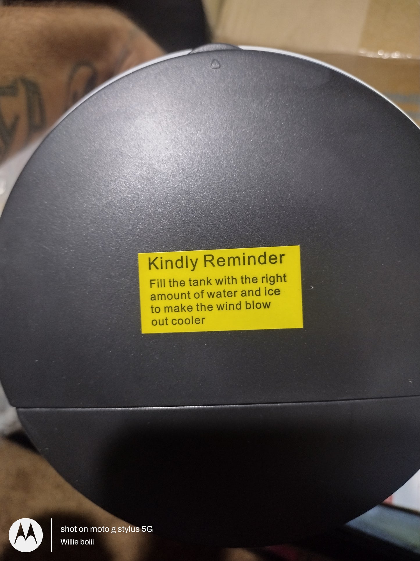 Humidifying fan
